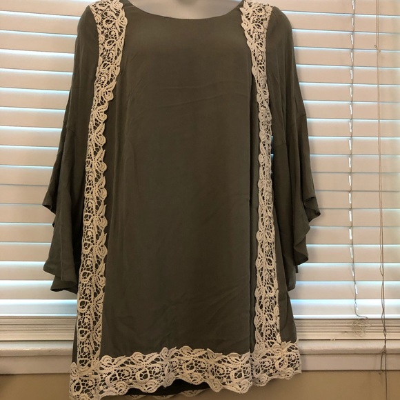 entro Dresses & Skirts - 🍀3/$20 Bell Sleeved Dress